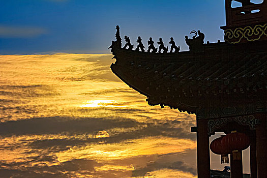 夕阳映照下的荆州古城很美丽