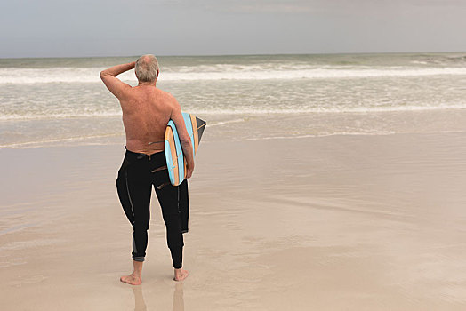 老人,站立,冲浪板,海滩
