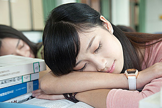 大学生在教室午睡
