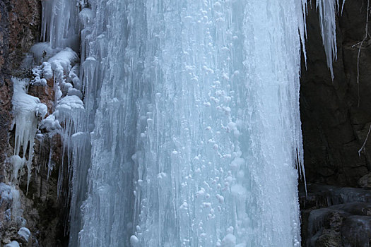 新疆哈密,天山峡谷现冰瀑布,晶莹剔透美煞人