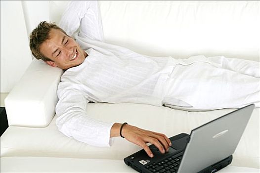 男人,微笑,衣服,白人,便携电脑,躺着,沙发