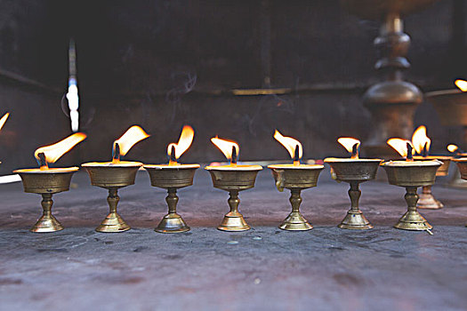 寺庙里的烛台