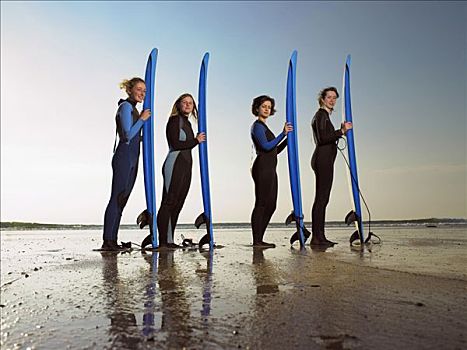 四个,女性,冲浪,站立,海滩