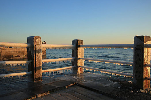 山东省日照市,市民无惧零下11,严寒,海边看日出赏海冰拍风景