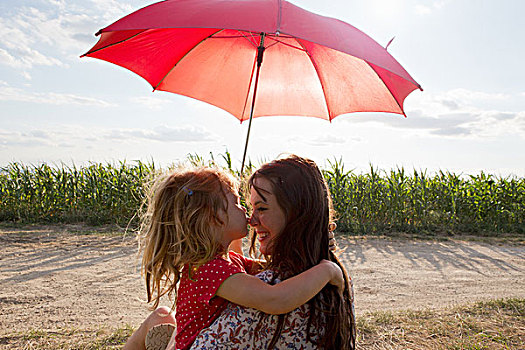 母女,搂抱,红色,伞