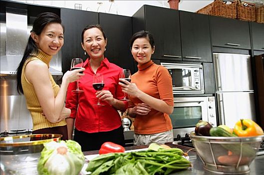三个女人,厨房,拿着,葡萄酒杯,看镜头