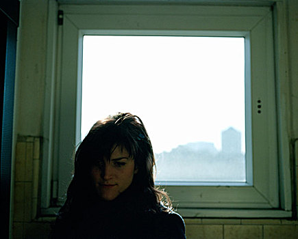 年轻,女人,看,地面,窗户,后面,罐,城市,绿色,伦敦,英国,一月,2009年