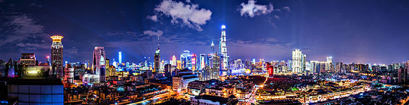 豫园夜色中的上海陆家嘴金融城