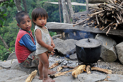菲律宾,北方,吕宋岛,两个孩子,正面,烹调,大锅