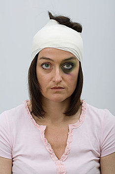 女人,黑眼圈,包绷带,头部