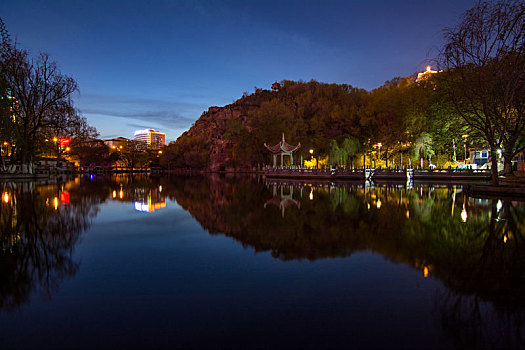 红山公园南湖夜景