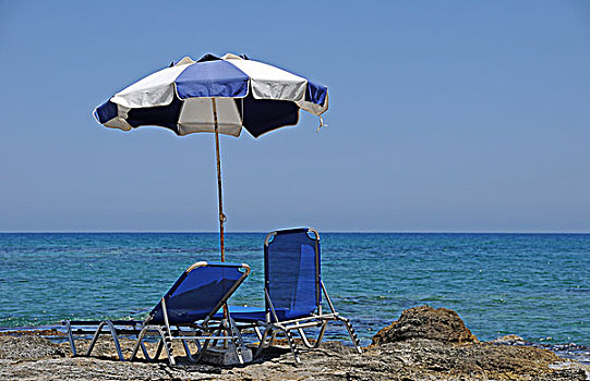 两个,沙滩椅,伞,海滩,克里特岛,希腊,欧洲