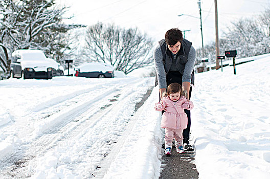 父亲,帮助,婴儿,女儿,走,雪,街道,一起