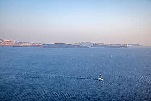 希腊圣托里尼伊亚岛屿远眺地中海