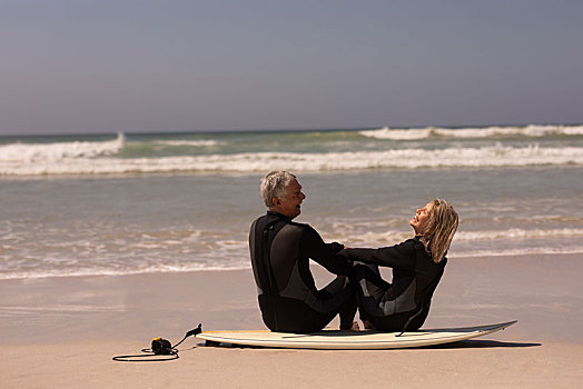 老年,夫妻,坐,冲浪板,海滩