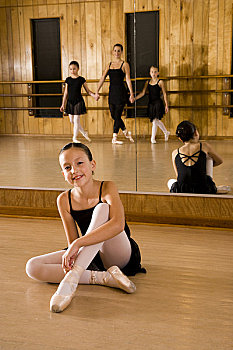 芭蕾舞女,坐在地板上,舞蹈室,反射,教师,女孩,练习,镜子