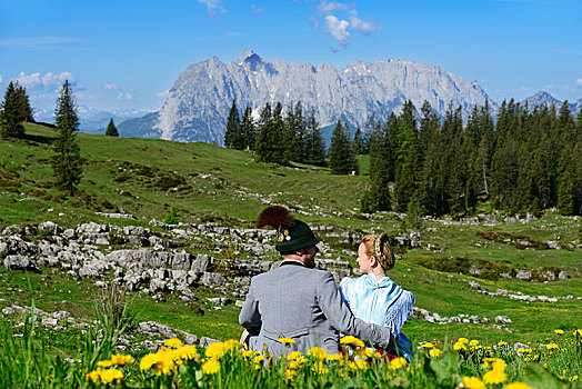 情侣,巴伐利亚,传统服装,坐,花,草地,后视图,后面,德国,欧洲