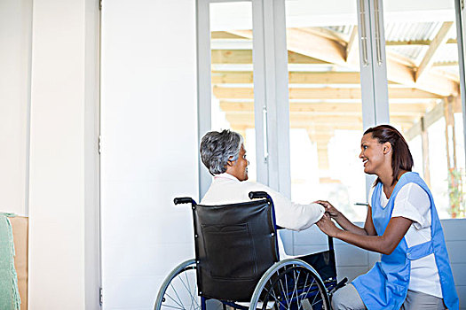 女医生,互动,老年,女人,轮椅,在家