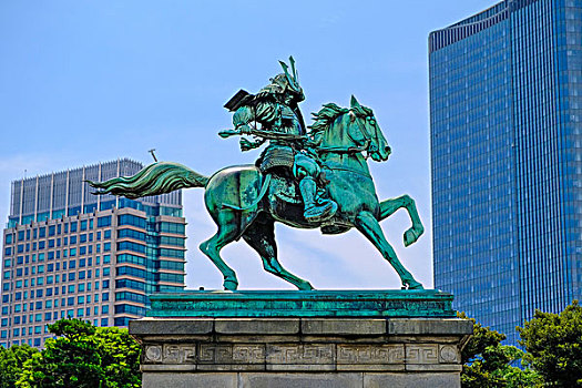 东京皇居前的武士雕塑
