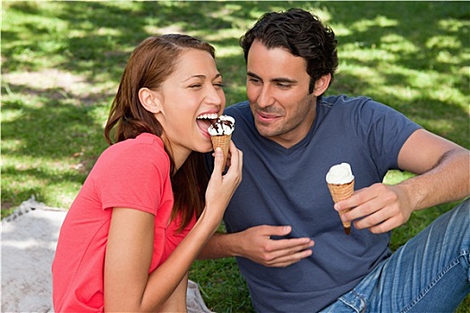 女人,吃,冰淇淋,坐,朋友