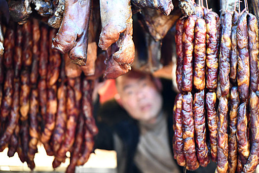 腊八节腊味香,腊肉腊肠销售旺