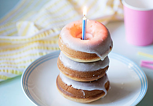 三个,糖浆,甜甜圈,一堆,生日蜡烛