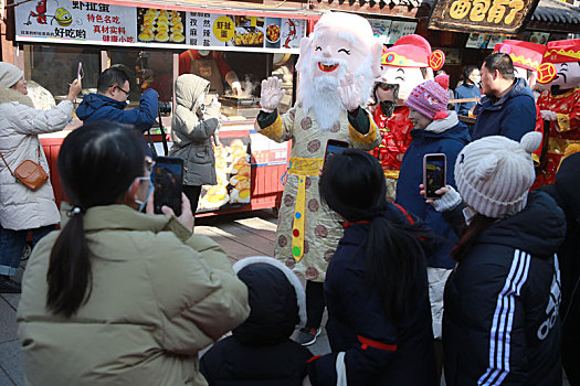 小镇摆下百米长桌宴,市民游客新年吃饺子交好运