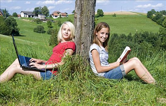 两个,女青年,树桩,笔记本电脑,书本