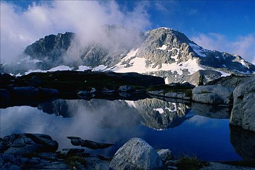 山中小湖,靠近,冰山,湖,海岸山脉,不列颠哥伦比亚省,加拿大