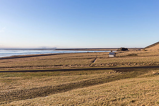 冰岛冬季草原和农场里的小屋