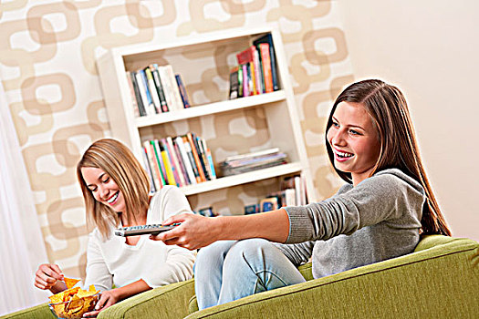 学生,两个,微笑,女青年,看电视,现代生活,房间