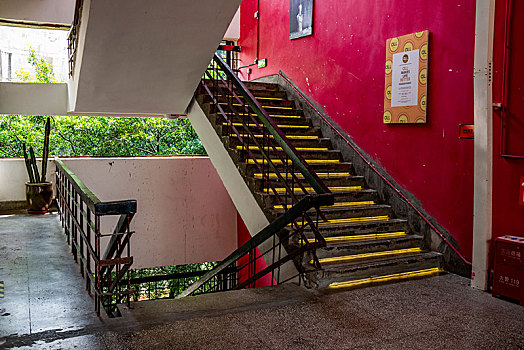 重庆鹅岭印刷二厂文创公园老式厂房楼梯