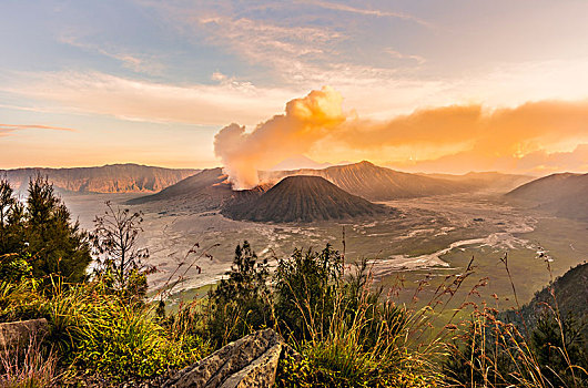 日出,烟,火山,婆罗莫,国家公园,爪哇,印度尼西亚,亚洲
