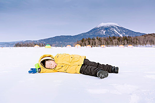 雪地里玩耍的孩子