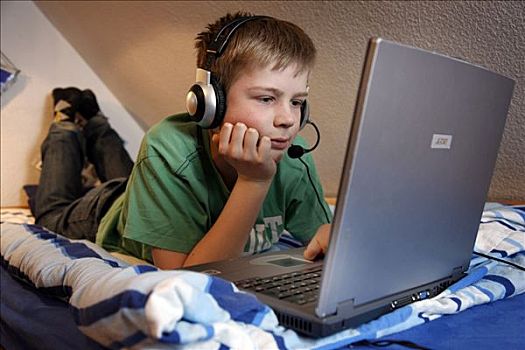 男孩,工作,电脑,在家,卧室,躺着,床,上网,交谈,论坛,穿,耳机,沟通