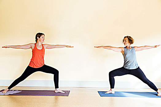 两个女人,练习,战士,两个,瑜伽姿势,瑜珈,练功房