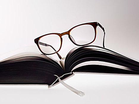 眼镜,书本,上方,白色背景