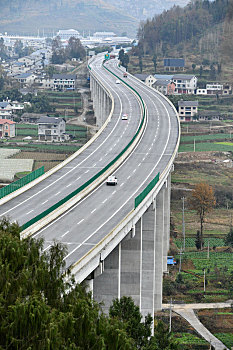 贵州省遵义市高速公路建设助力脱贫攻坚
