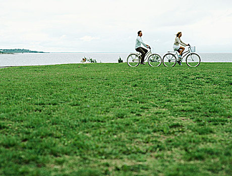 情侣,骑,自行车,水边
