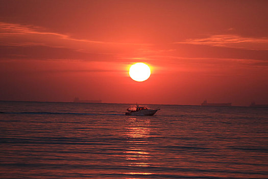 山东省日照市,10余万市民涌到海滩,喜迎2022年第一缕阳光