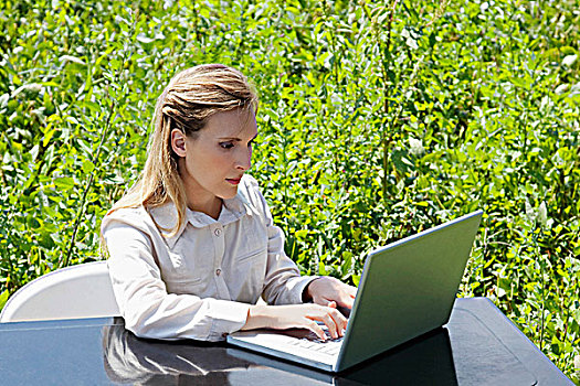 职业女性,书桌,笔记本电脑,土地