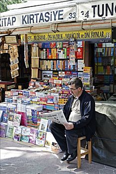 坐,正面,货摊,读,报纸,书本,集市,伊斯坦布尔,土耳其