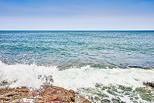 蓝天岩石海滩自然风光巽寮湾