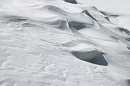 四川甘孜州泸定磨西镇海螺沟冰川四号营地雪原