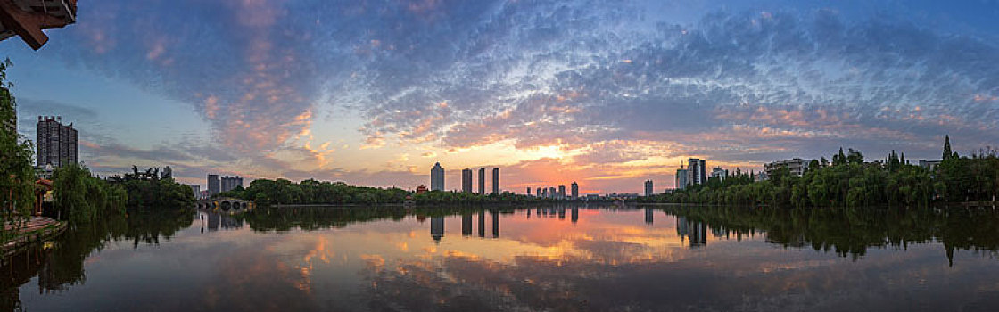 夕阳下的荆州江津湖很美丽