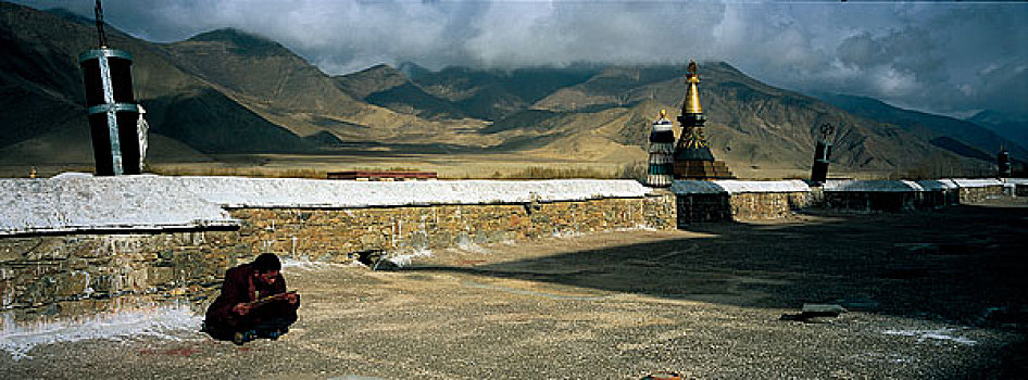 西藏山南桑耶寺颂经的小喇嘛