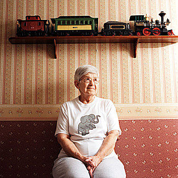 肖像,老年,女人,玩具火车,架子