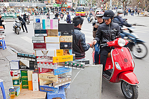 越南,河内,年轻,情侣,摩托车,买,香烟,摊贩