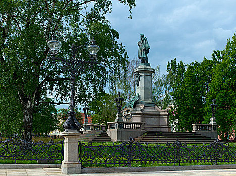 波兰华沙浪漫主义的代表诗人亚当·密茨凯维奇雕像