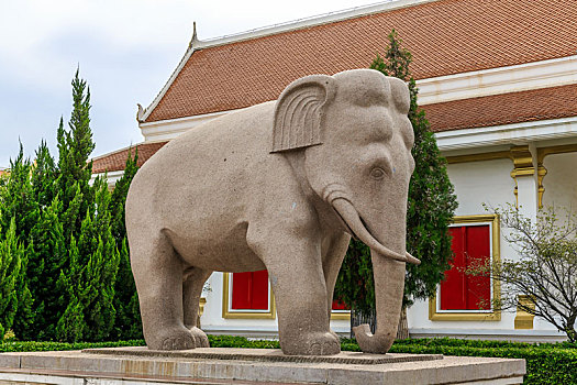 中国河南省洛阳市白马寺泰国佛殿苑大象雕塑